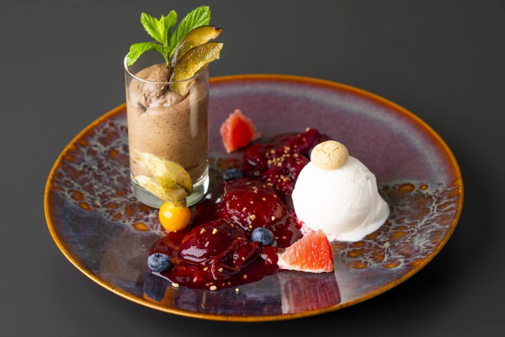 Dessertteller mit Eis, Beerenragout und feiner Nachspeise im Gastrobereich der AQUALUX Therme Fohnsdorf