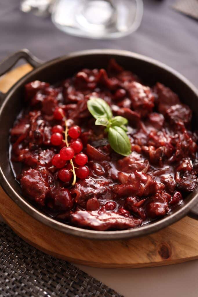 Herbstliche Wildpfanne mit Preiselbeeren und frischen Kräutern, serviert im Rahmen des Kulinarischen Herbstes im AQUALUX Therme Fohnsdorf Restaurant.