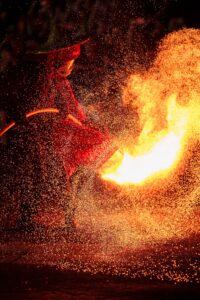 Spektakuläre Feuershow mit lodernden Flammen und beeindruckenden Funkeneffekten.