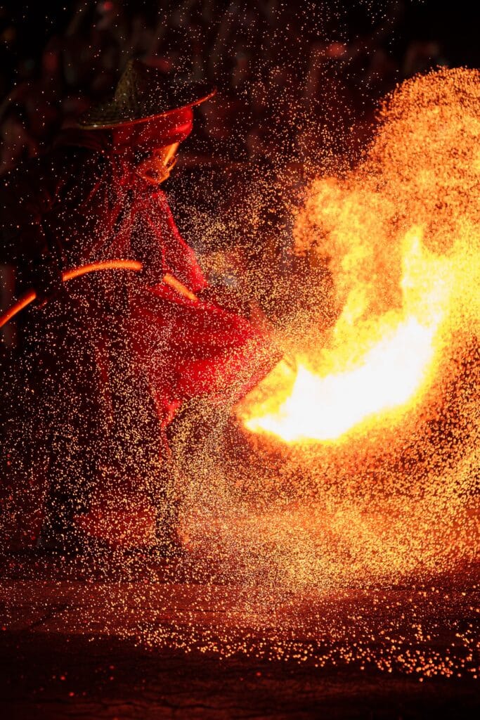 Spektakuläre Feuershow mit lodernden Flammen und beeindruckenden Funkeneffekten.