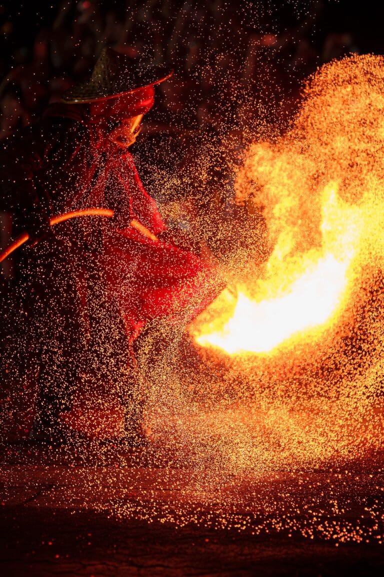 Spektakuläre Feuershow mit lodernden Flammen und beeindruckenden Funkeneffekten.